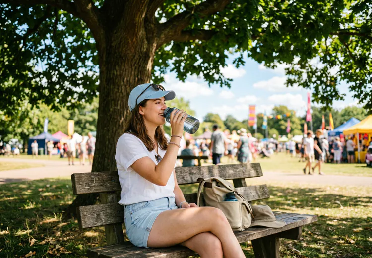 Drink voldoende water en zoek de schaduw op om een zonnesteek tijdens warme zomerdagen te voorkomen.