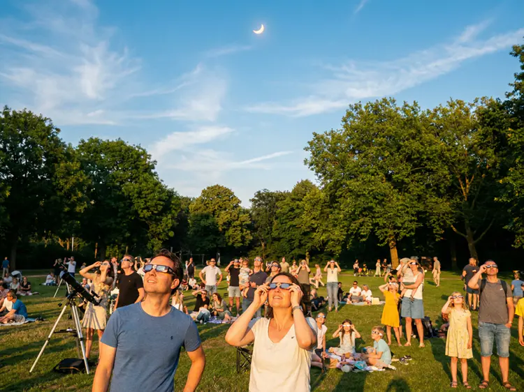 Op 12 augustus schuift de maan voor een groot deel van de zon langs.