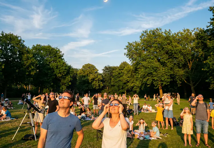 Op 12 augustus schuift de maan voor een groot deel van de zon langs.