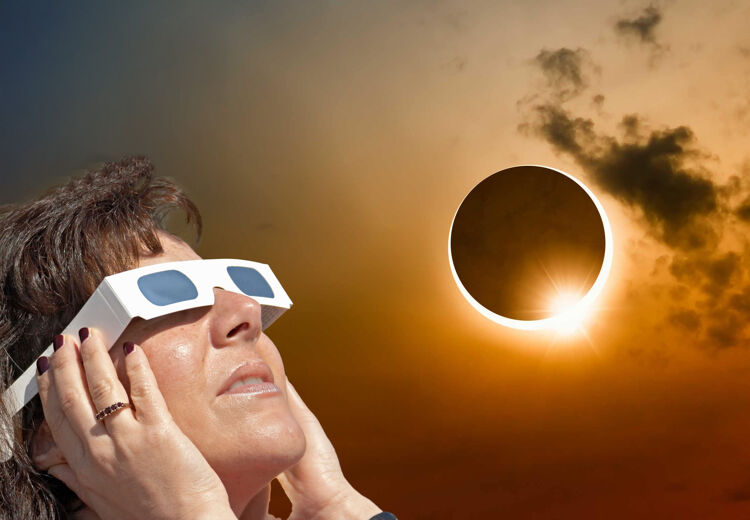 Tijdens een gedeeltelijke zonsverduistering lijkt het alsof de maan een hapje uit de zon neemt!