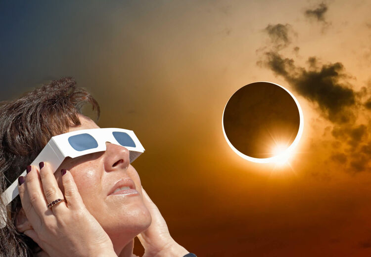 Tijdens een gedeeltelijke zonsverduistering lijkt het alsof de maan een hapje uit de zon neemt!