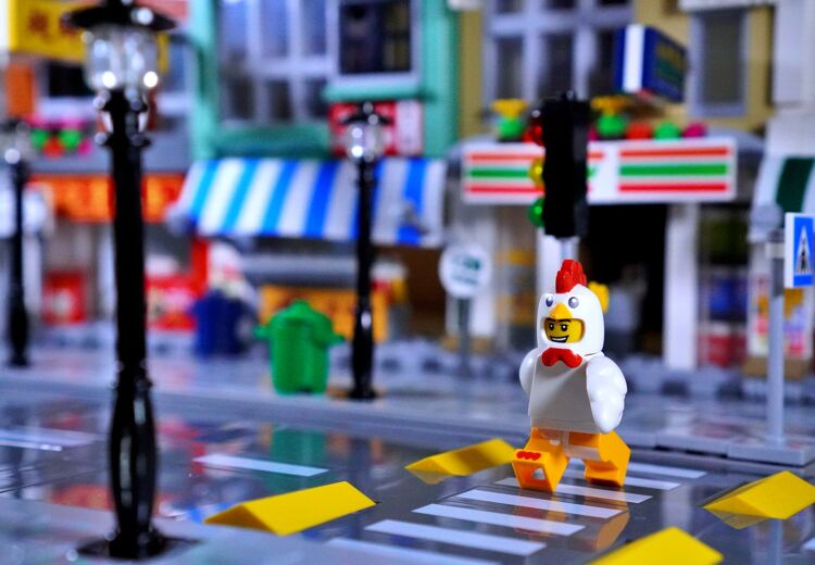 De Deen Ole Kirk Christiansen (1891) verzon de naam lego, de afkorting van leg god, dat betekent ”speel goed”.