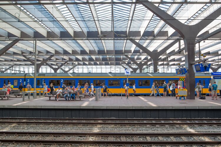 Dit is een treinstation. Met Steffie kan je een reis met de trein oefenen.