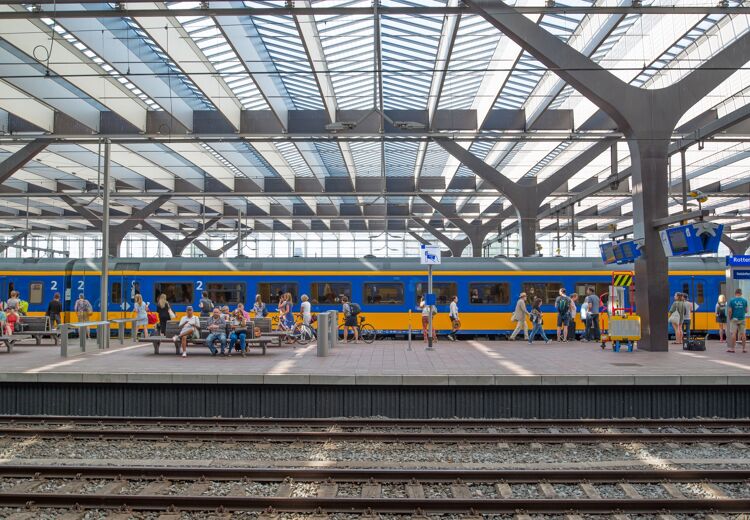 Dit is een treinstation. Met Steffie kan je een reis met de trein oefenen.