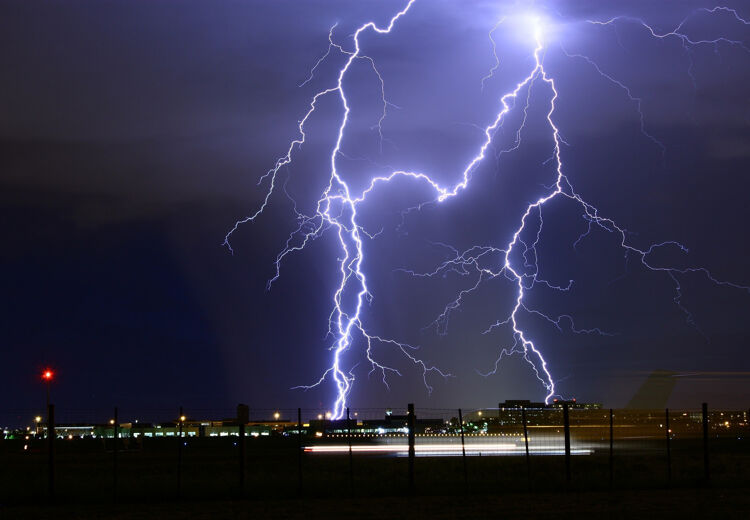 Het licht is heel snel bij je. Veel sneller dan het geluid. Daarom hoor je pas later de knal.