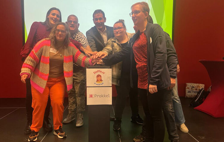 De mensen van Steffie en Prokkel openen samen met gedeputeerde Rob van Muilekom Hoewerktstemmen.nl.