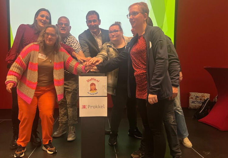 De mensen van Steffie en Prokkel openen samen met gedeputeerde Rob van Muilekom Hoewerktstemmen.nl.