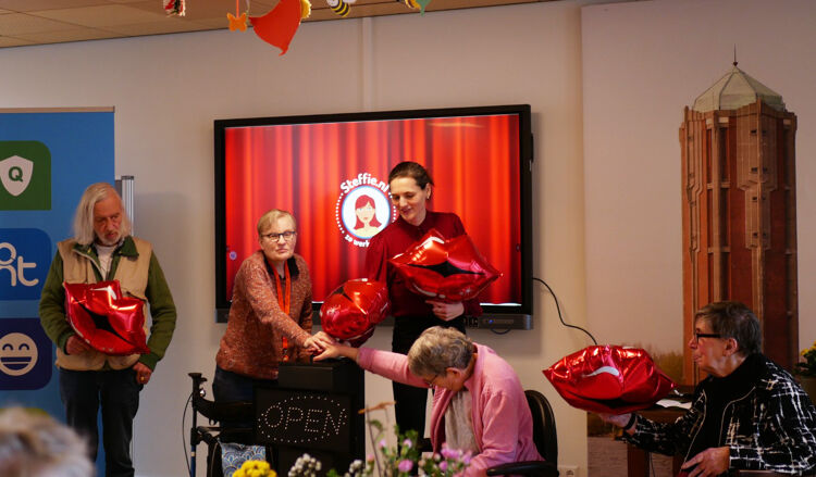 Maartje opent met ervaringsdeskundigen Fred, Gerrie, Hendi en Mariëlle de uitleg van Steffie over kunstgebitten.