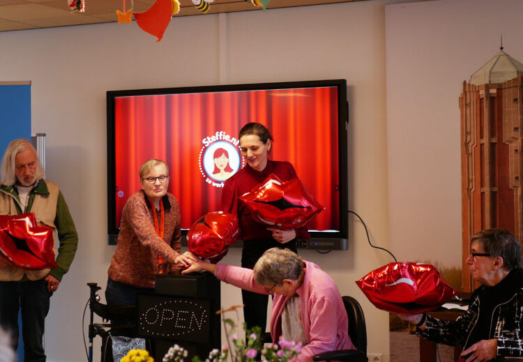 Maartje opent met ervaringsdeskundigen Fred, Gerrie, Hendi en Mariëlle de uitleg van Steffie over kunstgebitten.