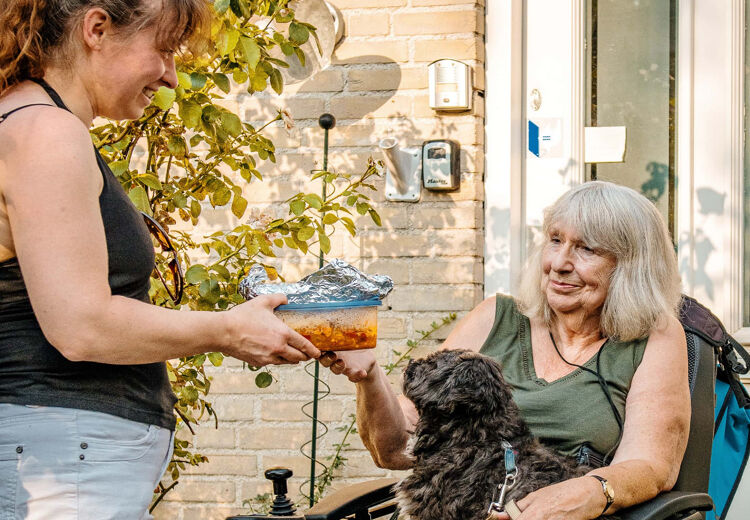 Met Thuisgekookt gaan we terug naar wat vroeger heel normaal was: buurtgenoten die zorgen voor elkaar.