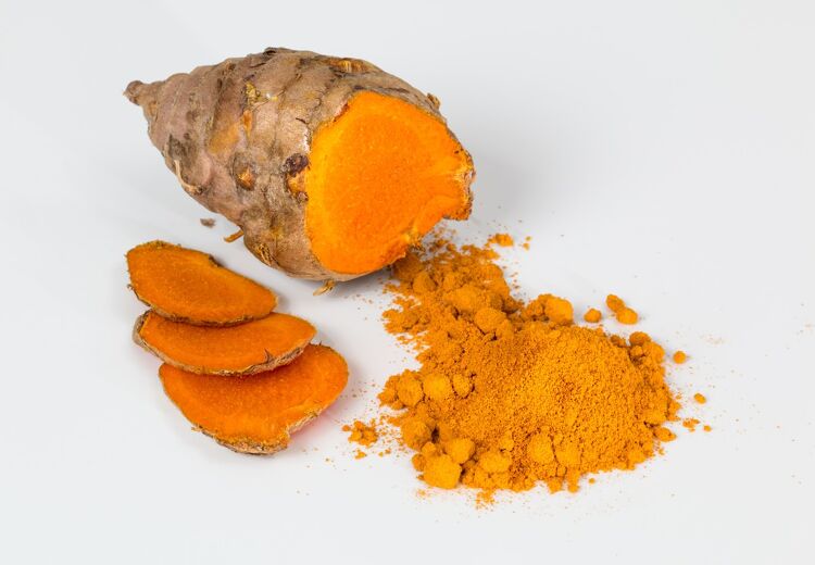 Kurkuma als geelwortel en in poedervorm.