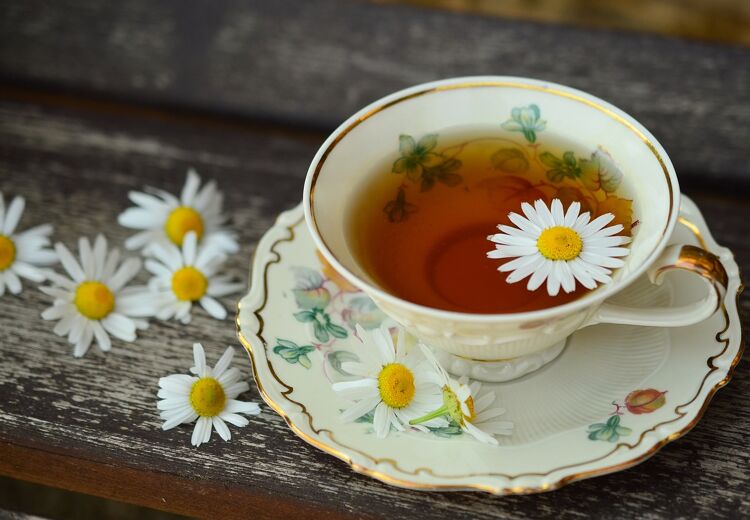 Kamillethee kalmeert en je kan er heel lekker van slapen.