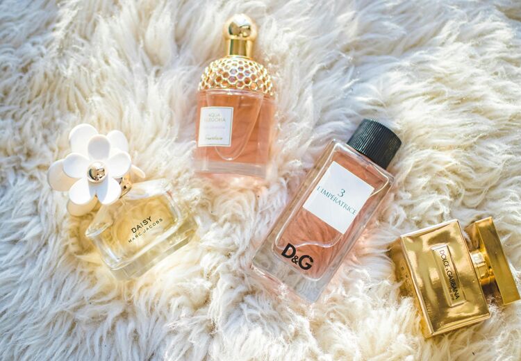 Het woord “parfum” komt van de Latijnse woorden “per” en “fumare”, dat 'rook maken' betekent.