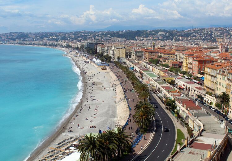 Nice is een stad in het zuiden van Frankrijk aan de Middellandse Zee. Het ligt tussen Marseille en Genua.