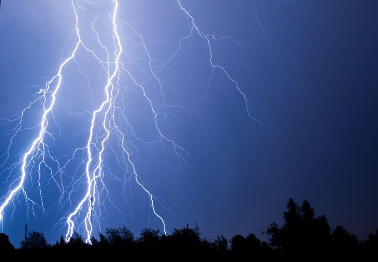 Bliksem heeft een temperatuur van wel 30.000° Celcius. Een bliksemstraal is tussen vijf tot zesenhalve kilometer lang.