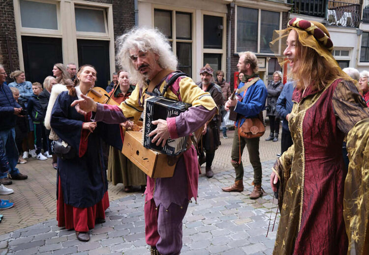 Middeleeuwse muzikanten op Zotte Zaterdag