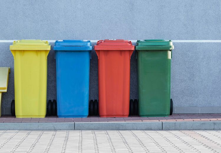 Afval scheiden in verschillende kleuren bakken. Het ziet er moeilijk uit, maar als je het eenmaal weet....