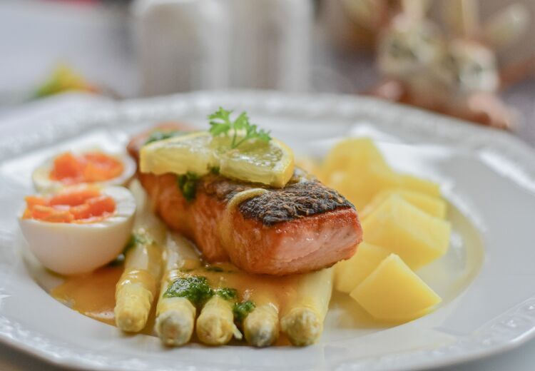 Asperges zijn maar kort verkrijgbaar. Bovendien gebeurt bijna alles in de teelt en -oogst nog met de hand.