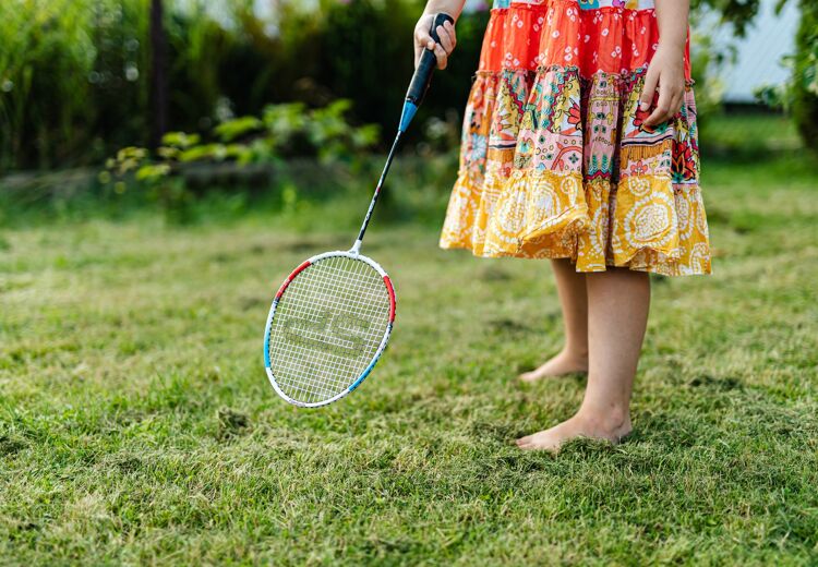Ga lekker badmintonnen op de camping. Dat is gezond en je maakt gelijk contact met mensen.