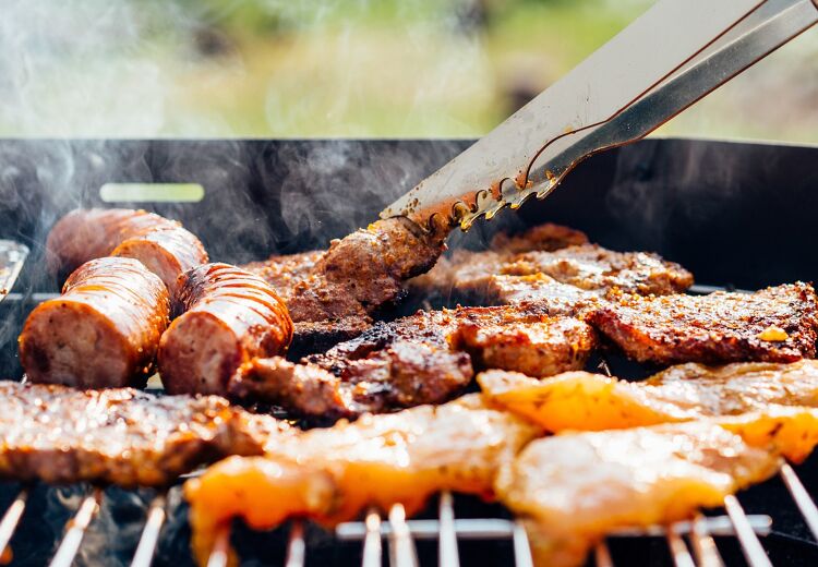 Gemiddeld genomen eten je gasten bij een barbecue ongeveer 500 à 600 gram per persoon.