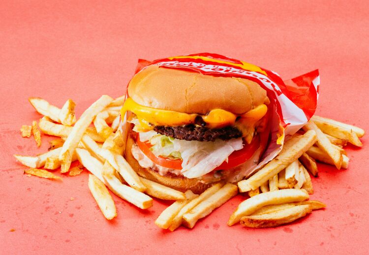 Nederlanders eten heel veel hamburgers. Jaarlijks 400 miljoen. Dat zijn 23 hamburgers per persoon per jaar.