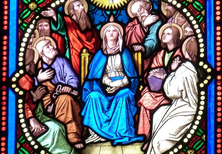 Op glas-in-loodramen wordt met Pinksteren vaak afgebeeld hoe vurige tongen op de apostelen neerdalen.