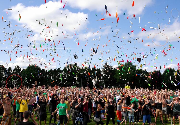 In Nederland zijn jaarlijks meer dan 1000 festivals die door 20 miljoen mensen bezocht worden.