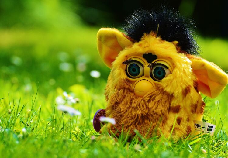 De Furby is een fantasiedier dat lijkt op een kruising tussen een hamster, een kat en een vleermuis of een uil.