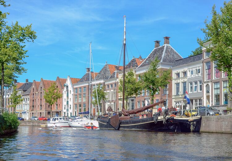 Groningen is best eigenzinnig. Dat zie je meteen aan plekken als het Groninger Museum en het Forum.