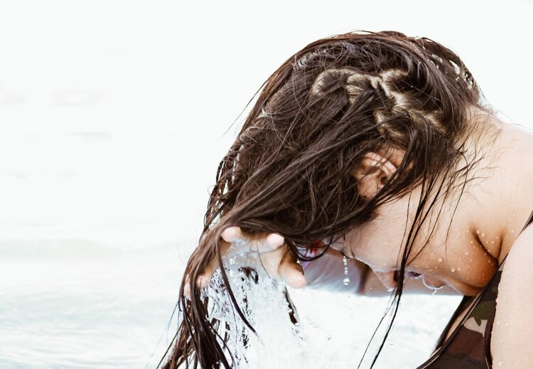 Sommige mensen wassen hun haar elke dag. Dat kan je beter niet doen.