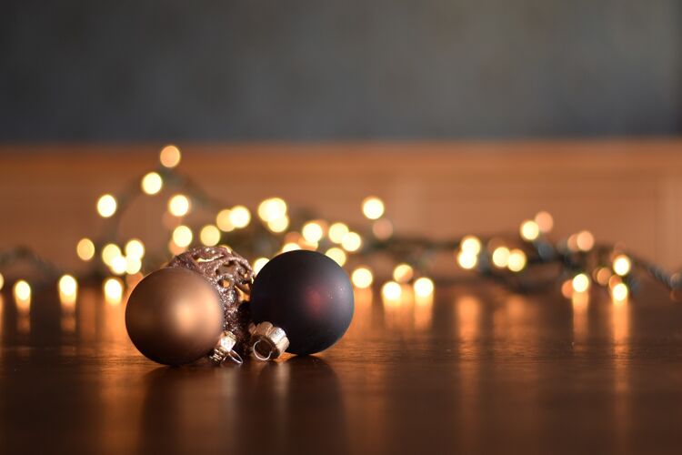 Led-lampjes in de boom verbruiken haast geen stroom. Geen reden om op gezelligheid te bezuinigen dus!