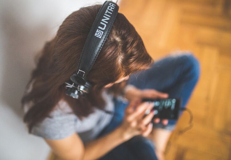 Zet je muziek niet te hard via koptelefoon of boxen.