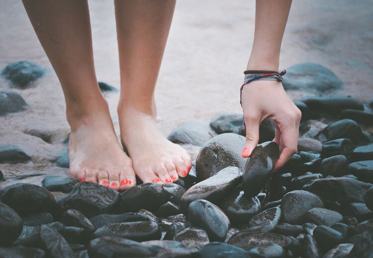 Als je vaak op blote voeten loopt, worden de spieren in je voeten sterker.