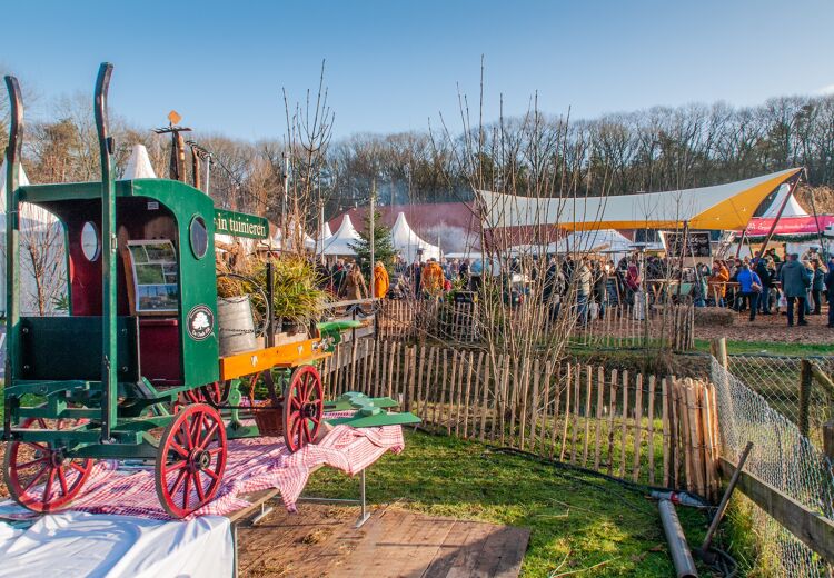 Ambachtslieden en originele gebouwen bieden een kijkje in wonen, werken en tradities van Nederlanders.