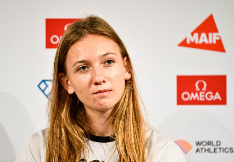 Femke Bol op een persconferentie