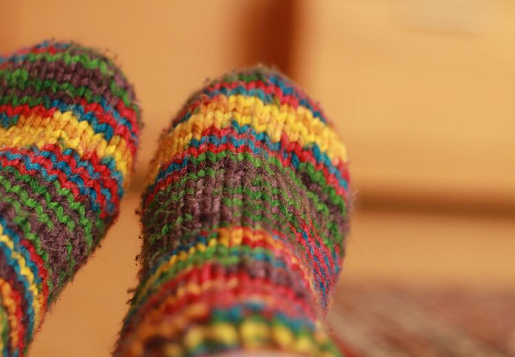 Warme sokken helpen tegen koude voeten. Maar er zijn meer manieren om je voeten lekker warm te krijgen.