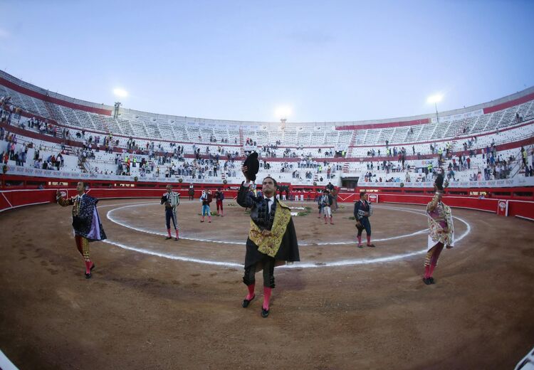 Matadors dragen vaak kleurrijke pakken met veel versiering.