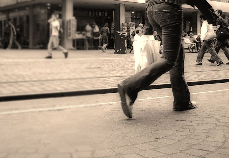 Kies als voetganger de veiligste kant van de weg.