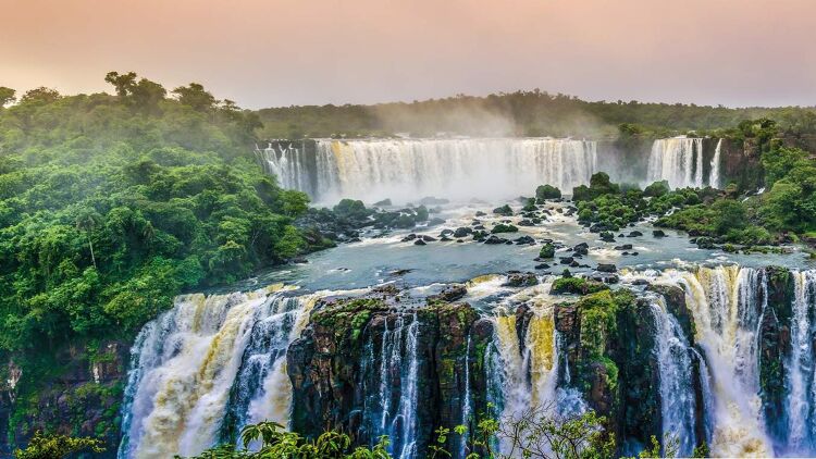 Een waterval in het Braziliaanse regenwoud 