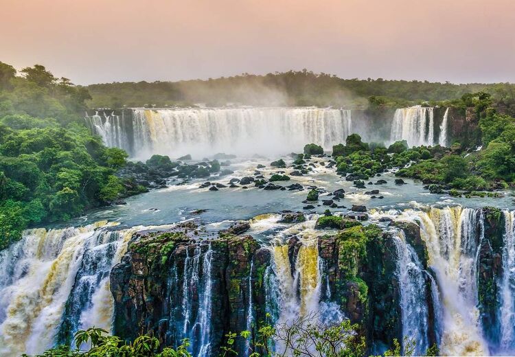Een waterval in het Braziliaanse regenwoud 
