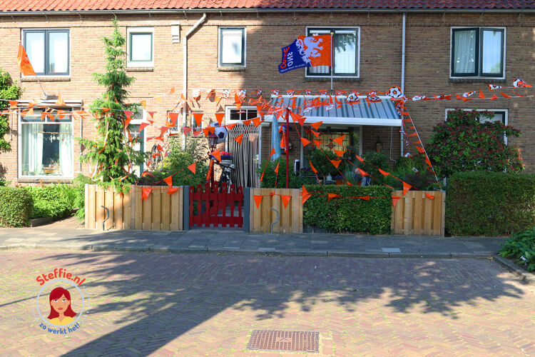 Huis met oranje versiering in Woerden