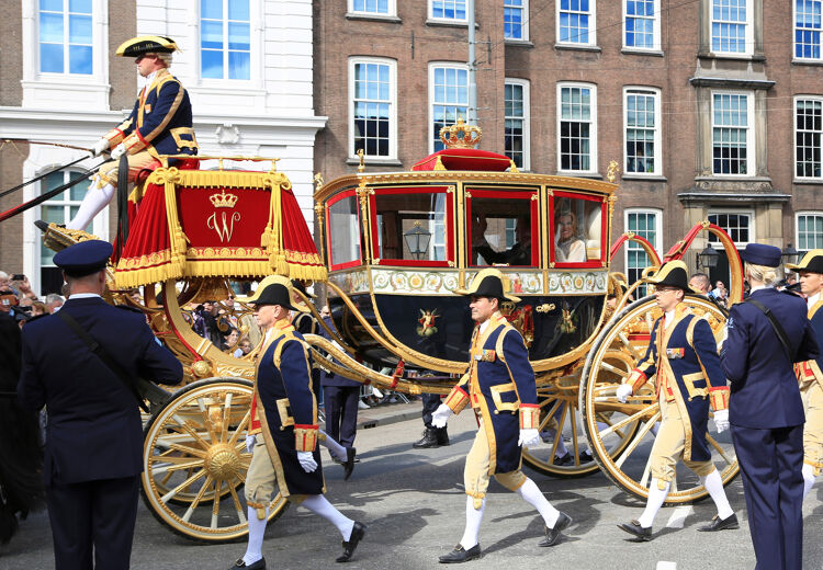 Het koninklijk paar rijdt in de Glazen Koets naar de Koninklijke Schouwburg.