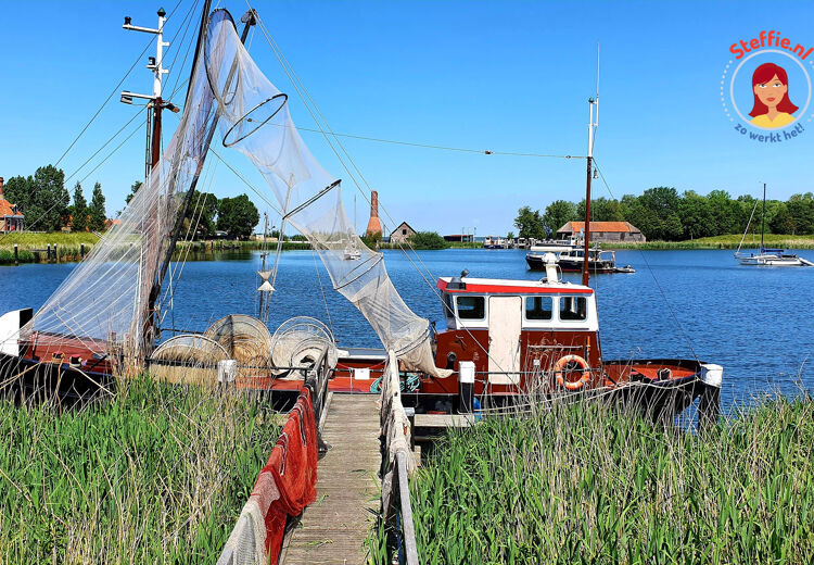 Het Zuiderzeemuseum heeft een klein dorp met meer dan honderdveertig gebouwen en boten uit het verleden.