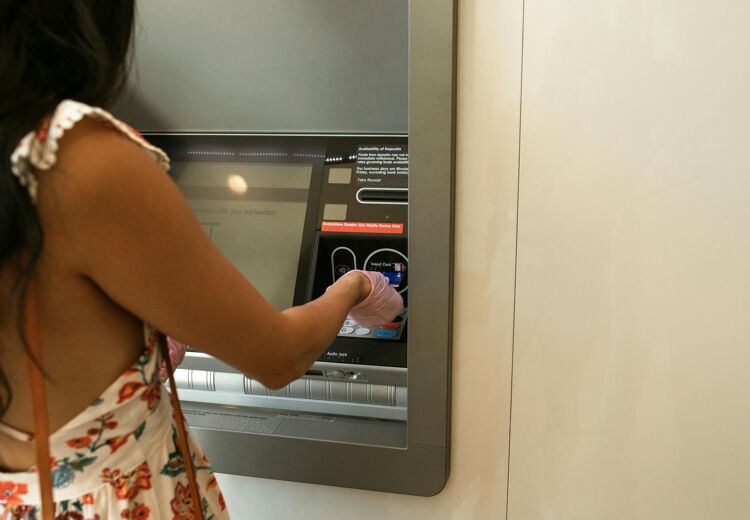 Als je betaalpas wordt ingeslikt, vraag dan een nieuwe betaalpas aan in internetbankieren of de App.