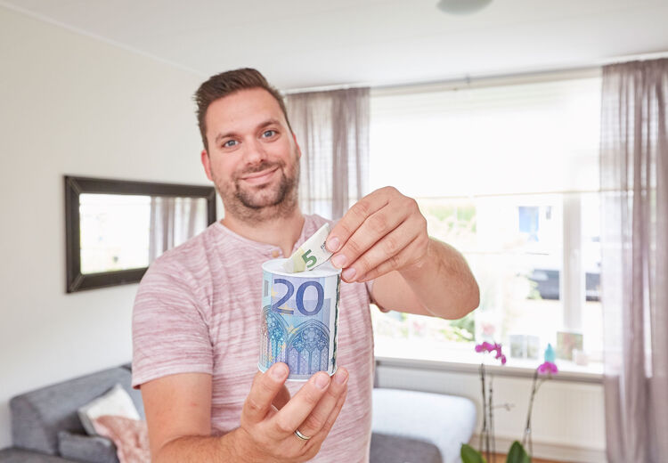 Loonheffing is de belasting die een werkgever namens een werknemer betaalt.