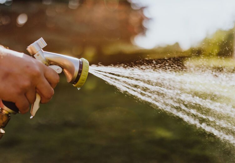 Heb jij jouw tuinslang lang niet gebruikt? Laat hem dan even doorlopen met water zonder de nevel in te ademen.