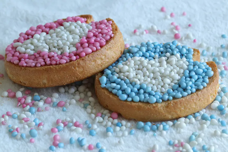 De muisjes staan voor vruchtbaarheid. Het ovale bolletje met een steeltje lijkt op een muisje.