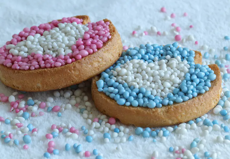 De muisjes staan voor vruchtbaarheid. Het ovale bolletje met een steeltje lijkt op een muisje.