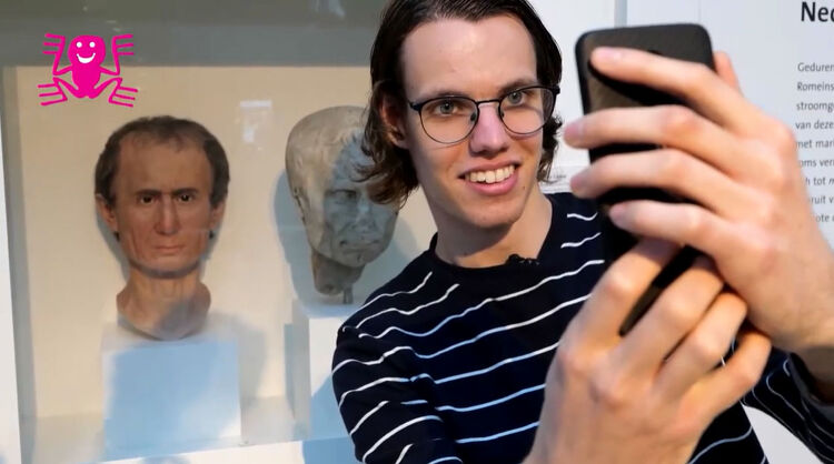 Stijn maakt een selfie in het Rijksmuseum van Oudheden