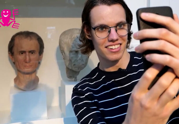 Stijn maakt een selfie in het Rijksmuseum van Oudheden